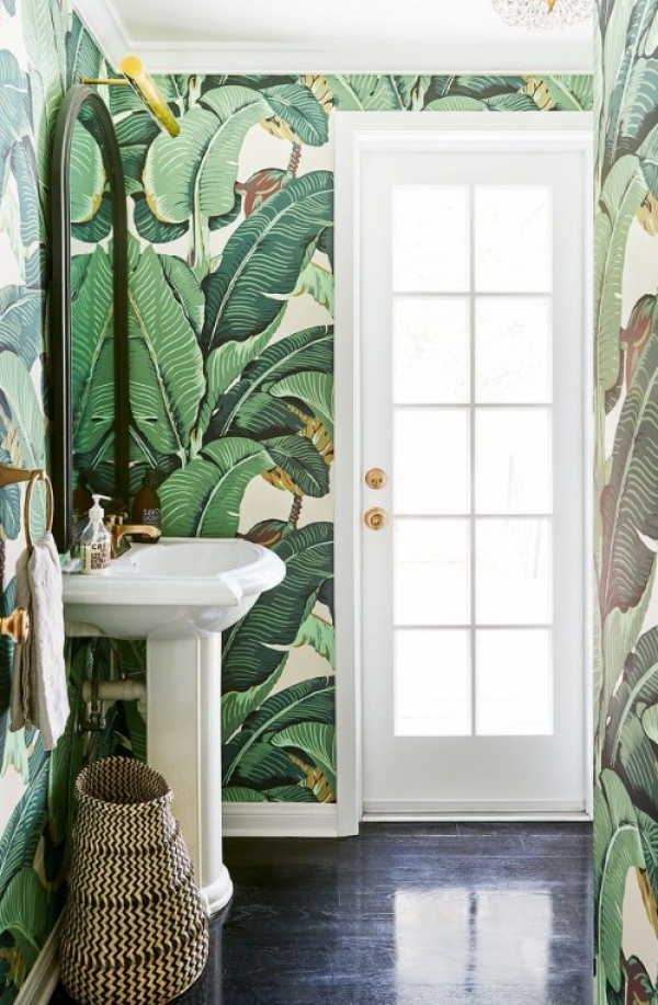 Dinding kamar mandi dengan wallpaper bertema tropis